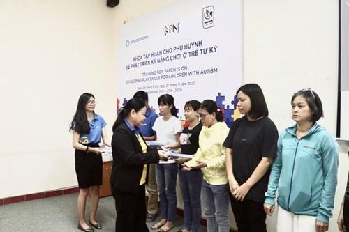 PNJ tặng tài liệu hỗ trợ và phục hồi chức năng cho trẻ tự kỷ