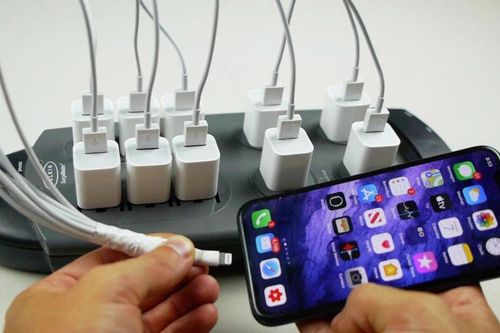 Thử sạc iPhone bằng 10 cục sạc cùng lúc và cái kết bất ngờ