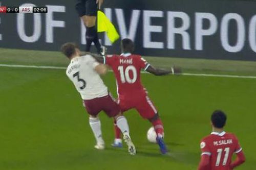 Sao Liverpool may mắn thoát thẻ đỏ sau tình huống thúc cùi chỏ thô bạo