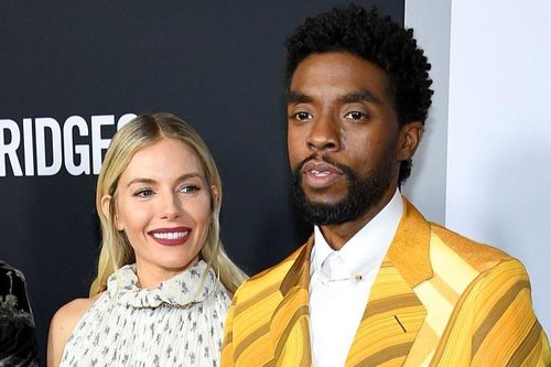 Diễn viên '21 Bridges' Sienna Miller tiết lộ Chadwick Boseman từng bỏ tiền túi để giúp mình tăng lương