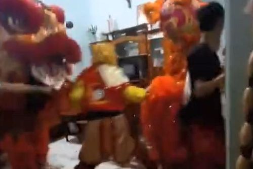 Clip: Đội lân xông vào nhà nhảy múa, cảnh tượng sau đó mới khiến gia chủ kinh hãi