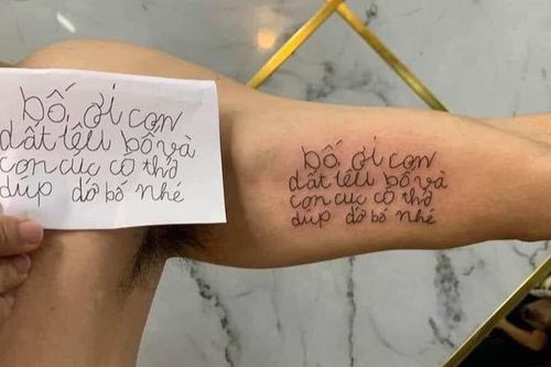 Quá cảm động với mảnh giấy có dòng chữ nguệch ngoạc của con, ông bố trẻ quyết định xăm nội dung lên cánh tay