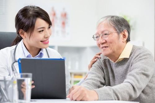Sai lầm khi chăm sóc sức khỏe cho người cao tuổi lúc giao mùa hè - thu