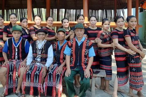 Hơn 4.000 người dân bảo vệ môi trường từ trồng cây dược liệu và thủ công mỹ nghệ