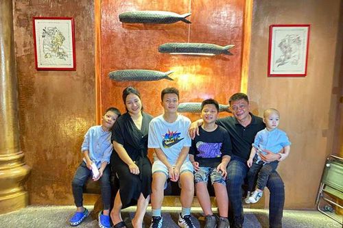 BTV Quang Minh khoe gia đình 'tứ quý', dân mạng nhìn ảnh mà thấy phục người vợ