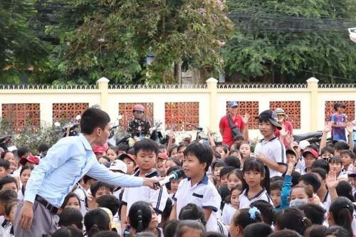 Trao học bổng và tặng ba tủ sách cho học sinh Bến Tre