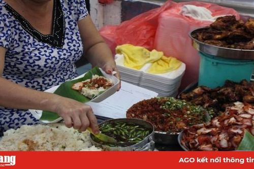 Thưởng thức món xôi đêm ngon nức tiếng khi Sài Gòn lạnh