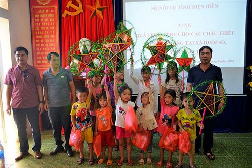 Trao tặng 330 suất quà Trung thu cho trẻ em xã Huổi Só