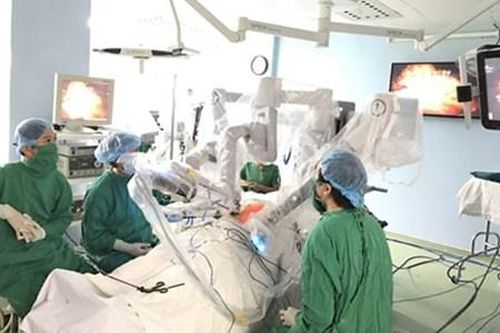 Từ cây kim chênh lệch giá 700% đến con robot 'bóp cổ' bệnh nhân