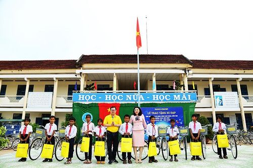 Tặng 30 xe đạp cho học sinh có hoàn cảnh khó khăn