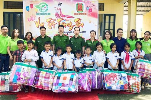 Tặng quà cho học sinh có hoàn cảnh khó khăn