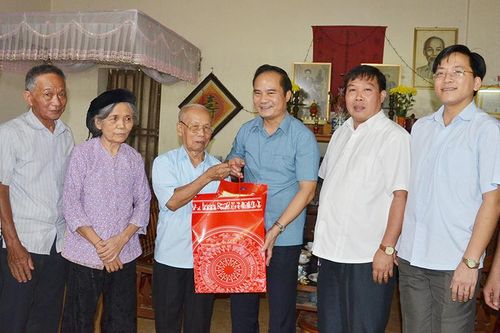 Lãnh đạo UBND tỉnh tặng quà người cao tuổi