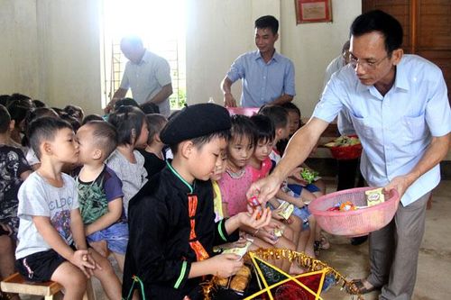 Tặng quà Tết Trung thu cho trẻ em vùng dân tộc thiểu số