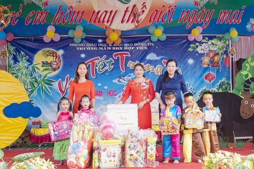 Đồng chí Bí thư Tỉnh ủy tặng quà Tết Trung thu tại Trường Mầm non Hợp Tiến