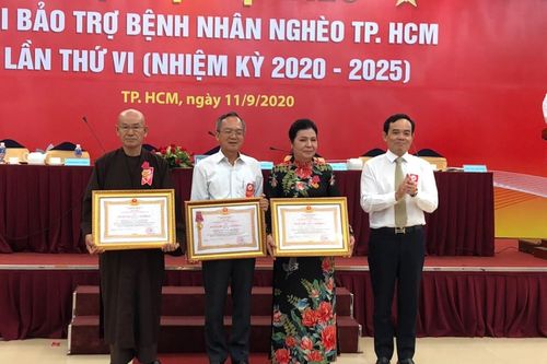 HT.Thích Tâm Viên nhận Huân chương Lao động