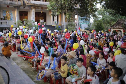Trao quà trung thu, khánh thành cầu bê-tông, tặng quà