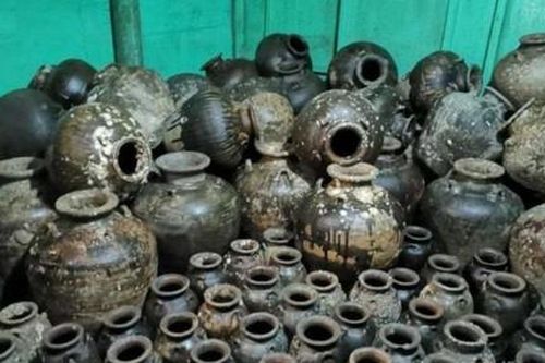 Cảnh sát Campuchia bắt ngư dân Việt Nam sở hữu gần 300 bình cổ
