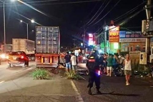 Xe container tông xe máy cùng chiều, một người chết thảm