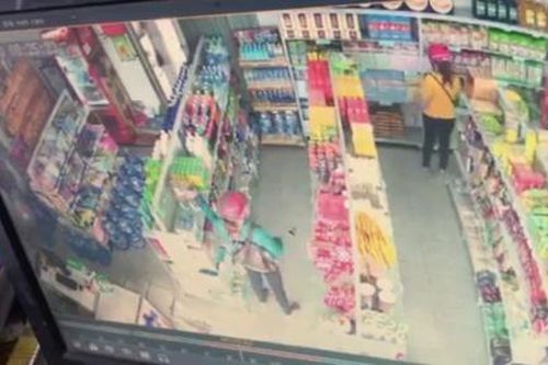 Clip người phụ nữ bịt mặt lấy trộm sữa đắt tiền trong cửa hàng