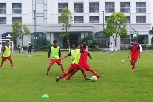 Huấn luyện viên Philippe Troussier triệu tập 40 cầu thủ cho đội tuyển U17 quốc gia