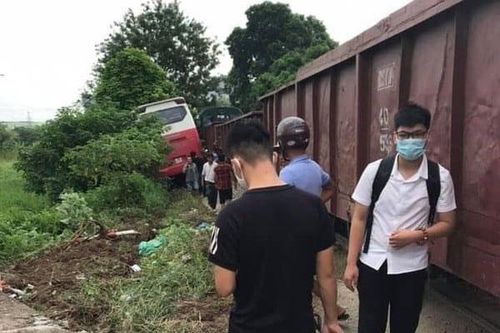 6 học sinh được sơ cấp cứu sau vụ va chạm giữa xe đưa đón với tàu hỏa