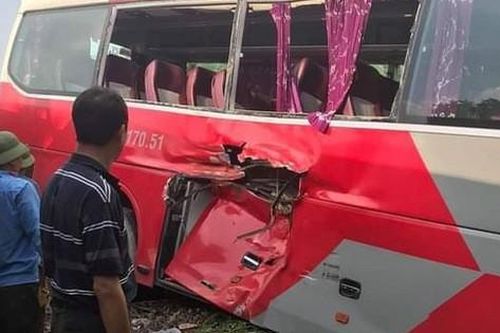 Hà Nội: Tàu hỏa đâm thẳng vào xe chở học sinh tiểu học, nhiều em nhỏ bị thương