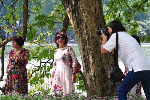 Chị em tấp nập chụp ảnh với khung cảnh hoàn toàn mới lạ của Hồ Gươm