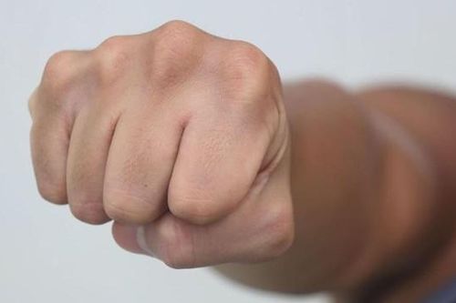 Nghi ngờ bị 'cắm sừng', một thanh niên vượt 100 km lúc nửa đêm để đấm kẻ thứ ba