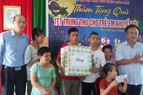Mặt trận tỉnh Quảng Bình thăm, tặng quà Tết Trung thu cho trẻ khuyết tật