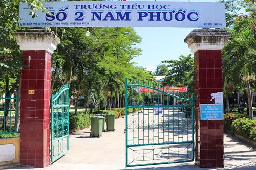 Trường thu tiền bảo vệ và ghế ngồi của học sinh