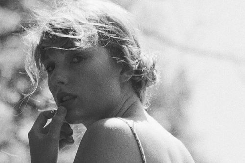 Taylor Swift phá kỷ lục Billboard của Whitney Houston