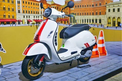Chi tiết Vespa GTS 150 Racing Sixties tại Việt Nam