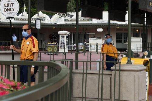 Disney cắt giảm 28.000 nhân sự