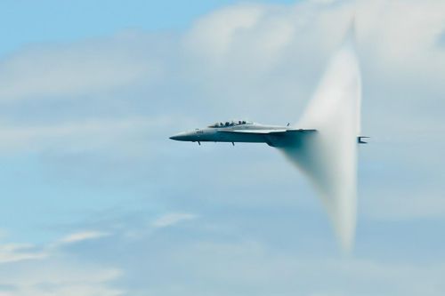 Tiếng nổ siêu thanh từ tiêm kích Rafale khiến dân Paris phát hoảng