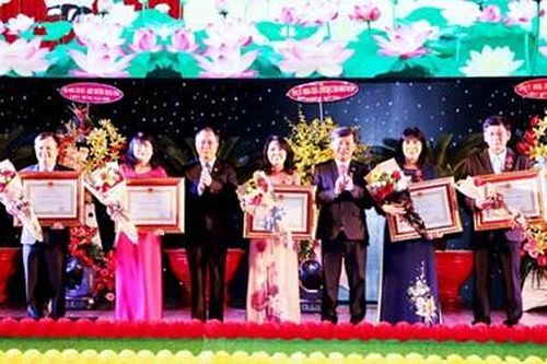Bình Dương khen thưởng 400 tập thể, cá nhân điển hình giai đoạn 2015-2020
