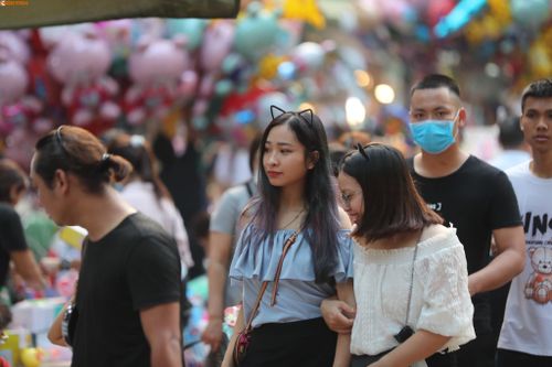 Nam thanh, nữ tú nhộn nhịp check-in 'phố Trung thu' Hàng Mã