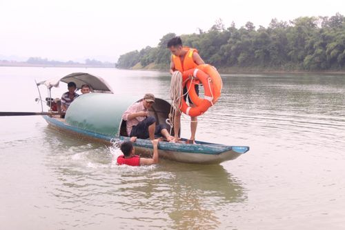 Nghệ An: Đi câu cá, 2 học sinh đuối nước thương tâm