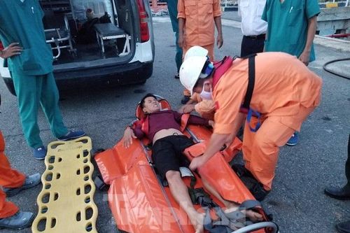 Cấp cứu ngư dân bị bệnh trong khi đánh bắt trên vùng biển Hoàng Sa
