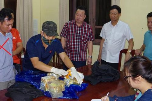 Bắt giữ nghi phạm vận chuyển 6.000 ma túy tổng hợp, 5 kg ma túy đá và 2 bánh heroin