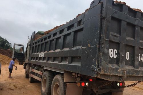 Cao tốc Bắc Giang - Lạng Sơn: Đề nghị xử lý xe quá tải cày nát đường gom đang thi công