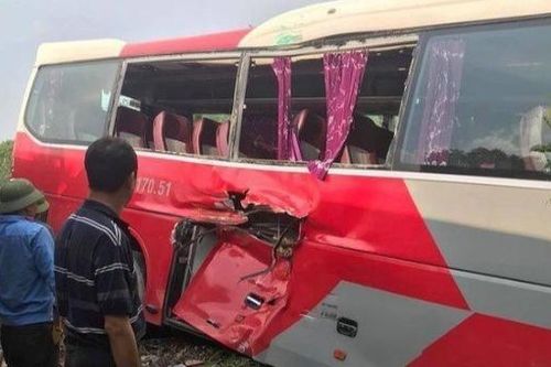 Tin giao thông đến sáng 30/9: Hai người tử vong bất thường trong ô tô; 6 học sinh bị thương do xe va tàu hỏa