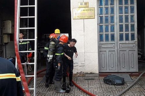 Giải cứu 2 người kẹt trong đám cháy công ty in