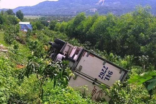 Dừng xe đi vệ sinh, tài xế bị xe tải tuột dốc đè trúng tử vong
