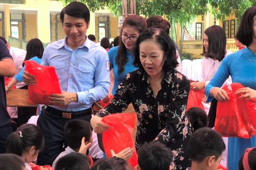 Mang Trung thu đến con em công nhân, thiếu nhi khó khăn