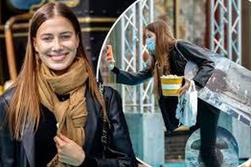 Bạn gái Brad Pitt rạng ngời với nụ cười tỏa nắng