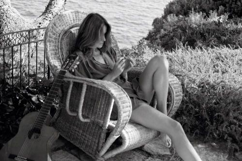 Ngưỡng mộ vóc dáng siêu mẫu của cựu đệ nhất phu nhân Pháp Carla Bruni ở tuổi 53