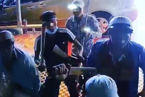 Xin tiền bảo kê bất thành, kéo đồng bọn đến đập phá quán karaoke