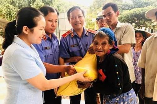 VKSND tỉnh Phú Yên trao học bổng cho học sinh giỏi vượt khó nhân dịp Tết Trung thu