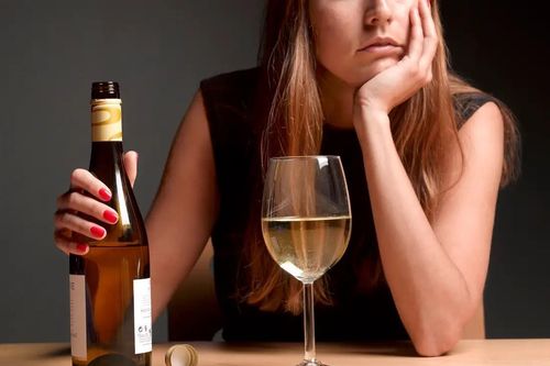 Phụ nữ Mỹ tiêu thụ nhiều đồ uống có cồn hơn trong giai đoạn đại dịch