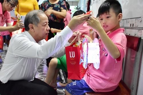 Chủ tịch tỉnh Thừa Thiên Huế vui Tết Trung Thu cùng trẻ em khuyết tật